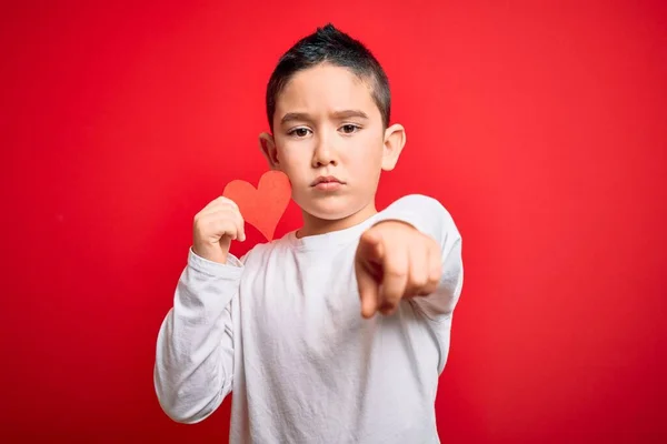 Ragazzino Bambino Tenendo Forma Della Carta Del Cuore Sfondo Rosso — Foto Stock