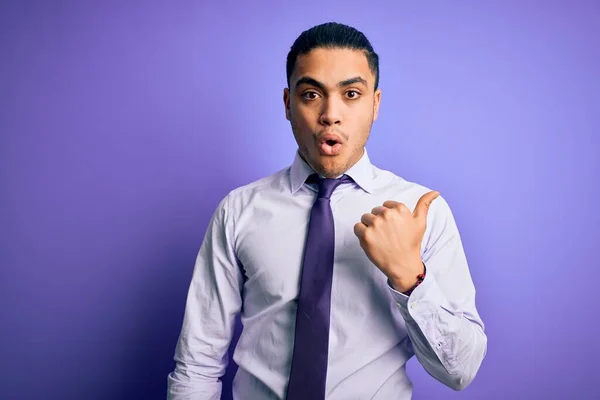 Jovem Empresário Brasileiro Vestindo Gravata Elegante Sobre Fundo Roxo Isolado — Fotografia de Stock