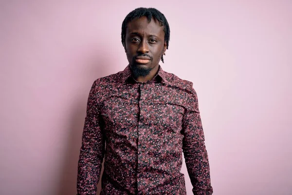 Joven Hombre Afroamericano Guapo Con Camisa Casual Pie Sobre Fondo —  Fotos de Stock