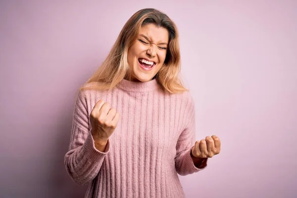Młoda Piękna Blondynka Ubrana Luźny Różowy Sweter Odosobnionym Tle Podekscytowana — Zdjęcie stockowe