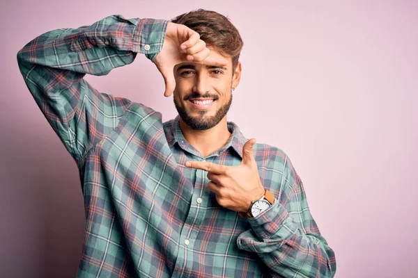 Junger Gutaussehender Mann Mit Bart Lässig Hemd Vor Rosa Hintergrund — Stockfoto