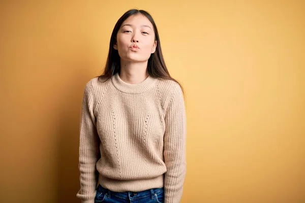 Jovem Bela Mulher Asiática Vestindo Camisola Casual Sobre Fundo Isolado — Fotografia de Stock