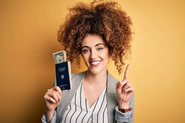 곱슬머리에 피어싱을 여권을 얼굴로 손가락을 가리키는 아이디어나 질문으로 달러를 아름다운 — 스톡 사진