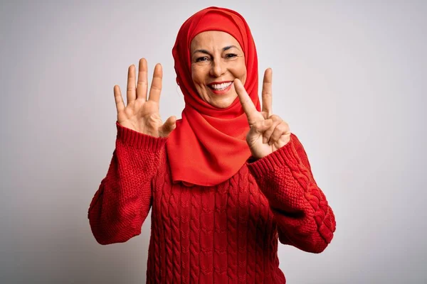 Brünette Frau Mittleren Alters Trägt Traditionellen Muslimischen Hijab Auf Isoliertem — Stockfoto