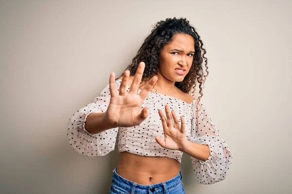 Joven Hermosa Mujer Con Pelo Rizado Con Camiseta Casual Pie — Foto de Stock