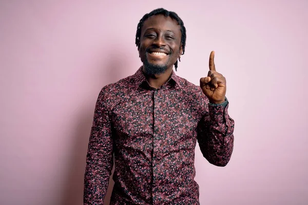 Joven Hombre Afroamericano Guapo Usando Camisa Casual Pie Sobre Fondo —  Fotos de Stock