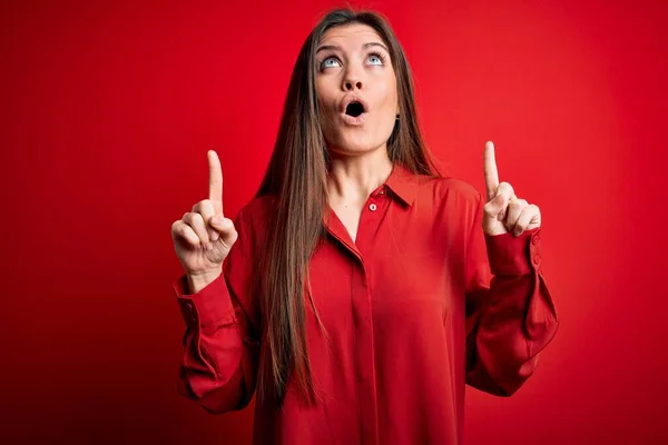 Junge Schöne Frau Mit Blauen Augen Lässigem Hemd Vor Rotem — Stockfoto