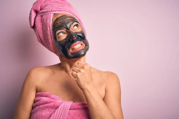 Mujer Morena Mediana Edad Vistiendo Máscara Belleza Negra Sobre Fondo — Foto de Stock