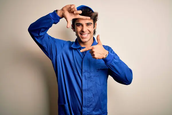 Jeune Mécanicien Portant Chapeau Bleu Uniforme Debout Sur Fond Blanc — Photo