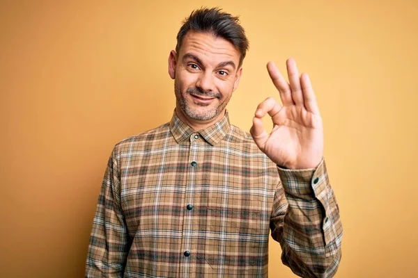 Young Handsome Man Wearing Casual Shirt Standing Isolated Yellow Background — Stock Photo, Image