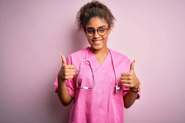 Afrikanische Amerikanische Krankenschwester Mädchen Trägt Medizinische Uniform Und Stethoskop Über — Stockfoto