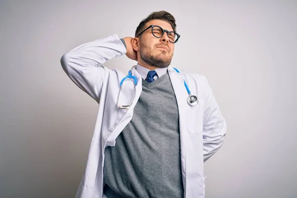Jeune Médecin Homme Aux Yeux Bleus Portant Manteau Médical Stéthoscope — Photo