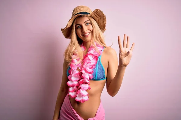 Junge Schöne Blonde Frau Urlaub Trägt Bikini Und Hut Mit — Stockfoto