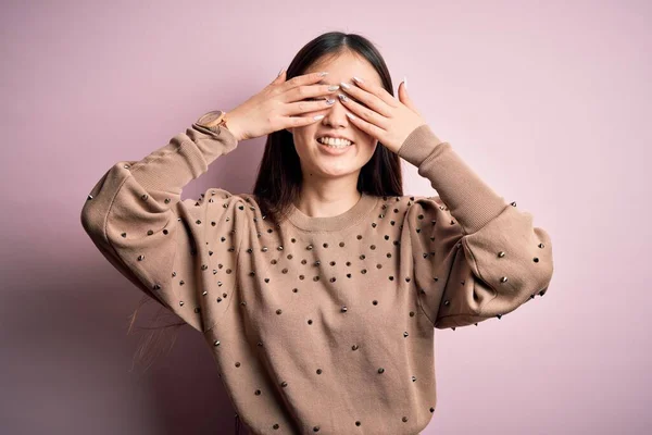 Joven Hermosa Mujer Asiática Usando Moda Suéter Elegante Sobre Fondo —  Fotos de Stock