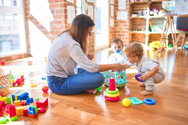 Schöne Lehrerin Und Kleinkinder Spielen Kindergarten Mit Viel Spielzeug — Stockfoto