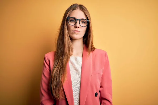 Joven Mujer Pelirroja Hermosa Con Chaqueta Gafas Sobre Fondo Amarillo —  Fotos de Stock