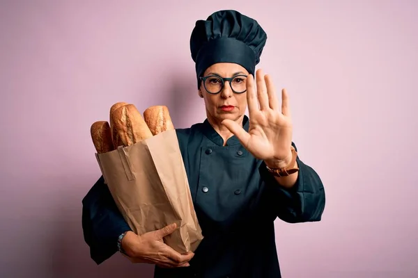 Orta Yaşlı Fırıncı Kadın Fırın Üniforması Giyiyor Elinde Ekmek Torbası — Stok fotoğraf