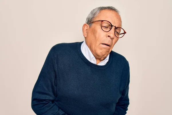 Senior Stilig Gråhårig Man Bär Tröja Och Glasögon Över Isolerade — Stockfoto