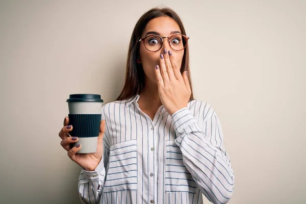 Joven Hermosa Morena Bebiendo Taza Café Para Llevar Sobre Fondo — Foto de Stock