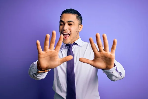 Jovem Empresário Brasileiro Vestindo Gravata Elegante Sobre Fundo Roxo Isolado — Fotografia de Stock