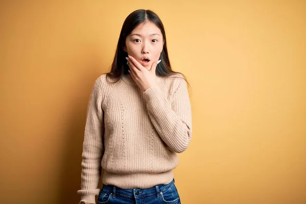 Jovem Bela Mulher Asiática Vestindo Camisola Casual Sobre Amarelo Isolado — Fotografia de Stock