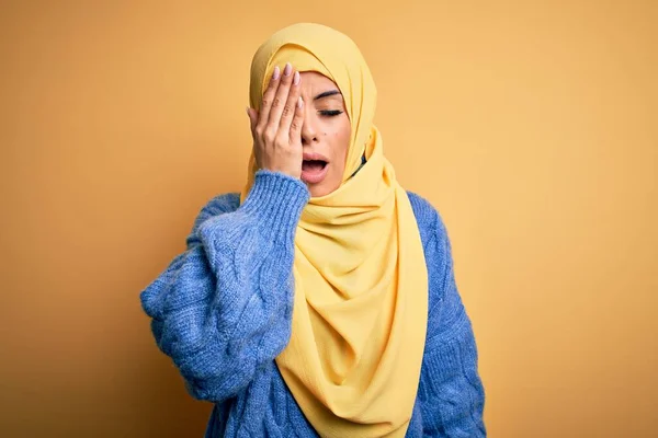 Νεαρή Όμορφη Μελαχρινή Μουσουλμάνα Γυναίκα Φορώντας Αραβική Μαντίλα Πάνω Από — Φωτογραφία Αρχείου