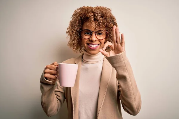 Joven Africana Americana Rizado Mujer Beber Taza Café Sobre Aislado —  Fotos de Stock