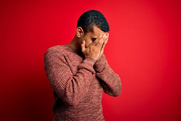 Jovem Homem Afro Americano Bonito Vestindo Camisola Casual Sobre Fundo — Fotografia de Stock