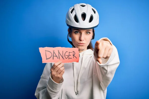 Молодая Красивая Рыжая Велосипедистка Велосипедном Шлеме Держит Опасное Бумажное Сообщение — стоковое фото