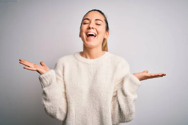 Giovane Bella Donna Bionda Con Gli Occhi Azzurri Indossa Maglione — Foto Stock