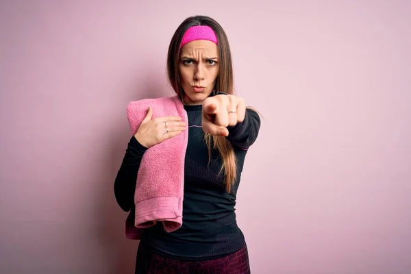 Mujer Fitness Joven Que Usa Ropa Entrenamiento Deportivo Con Toalla —  Fotos de Stock