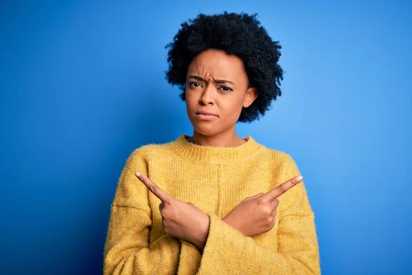 Ung Vacker Afroamerikansk Afro Kvinna Med Lockigt Hår Bär Gul — Stockfoto