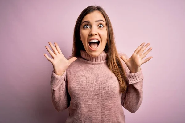 Bella Giovane Donna Indossa Maglione Dolcevita Sfondo Rosa Isolato Celebrando — Foto Stock