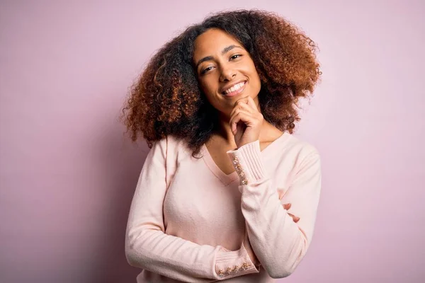 Ung Afrikansk Amerikansk Kvinna Med Afro Hår Bär Casual Tröja — Stockfoto