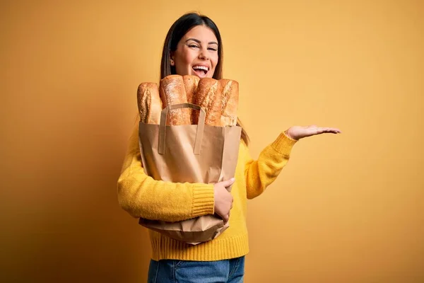 Jonge Mooie Vrouw Met Een Zak Vers Gezond Brood Gele — Stockfoto