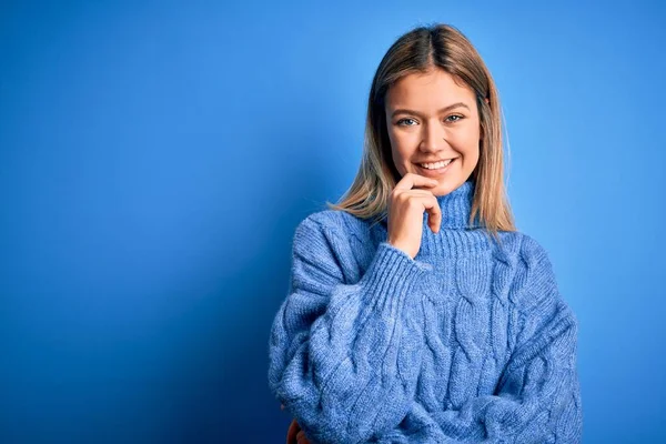 Ung Vacker Blond Kvinna Bär Vinter Ull Tröja Över Blå — Stockfoto