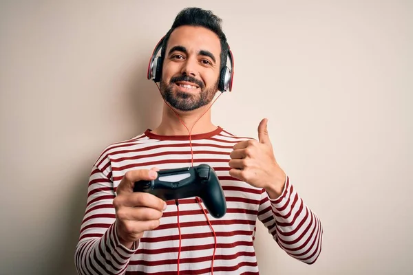 턱수염을 기르고 비디오 게임을 잘생긴 게이머 조이스틱 헤드폰을 사용하여 행복하게 — 스톡 사진