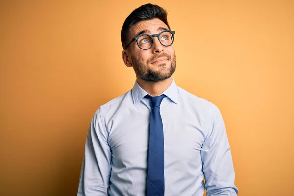 Junge Gutaussehende Geschäftsleute Mit Krawatte Und Brille Stehen Vor Gelbem — Stockfoto