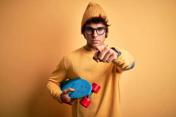 Jeune Bel Étudiant Portant Des Lunettes Sur Fond Jaune Isolé — Photo