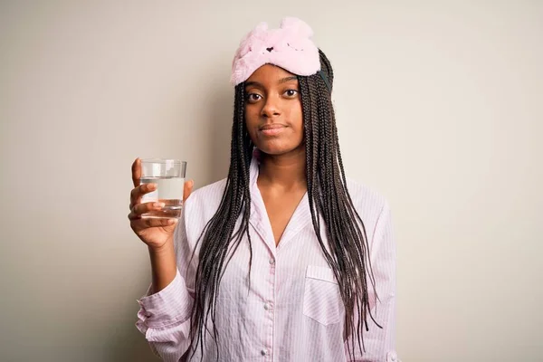 Mujer Afroamericana Joven Que Usa Pijama Máscara Para Los Ojos —  Fotos de Stock