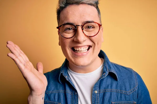 Närbild Unga Stilig Modern Man Bär Glasögon Och Jeans Jacka — Stockfoto