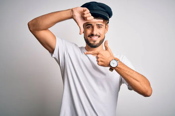 Homem Jovem Motorista Com Barba Vestindo Chapéu Sobre Fundo Branco — Fotografia de Stock