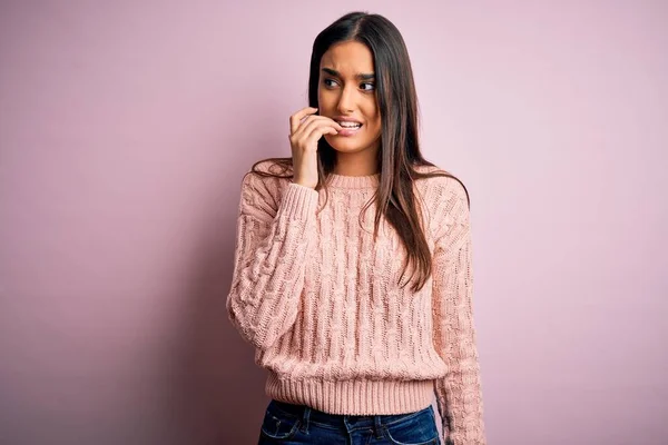 Jonge Mooie Brunette Vrouw Dragen Casual Trui Geïsoleerde Roze Achtergrond — Stockfoto