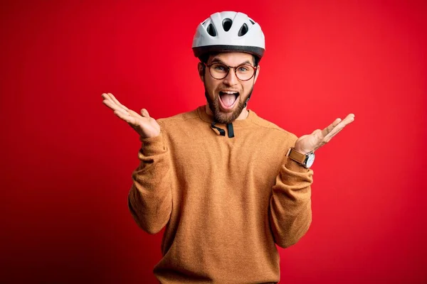 Jovem Ciclista Loiro Com Barba Olhos Azuis Usando Capacete Bicicleta — Fotografia de Stock