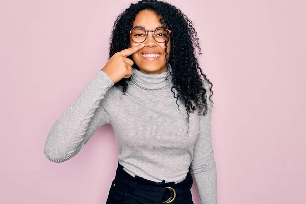 Jonge Afrikaans Amerikaanse Vrouw Draagt Coltrui Bril Roze Achtergrond Wijzend — Stockfoto