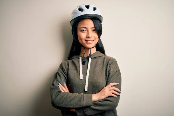 隔離された白い背景の幸せな顔の上に自転車のヘルメットを身に着けている若い美しい中国の女性は カメラを見て腕を越え笑顔 正の人 — ストック写真
