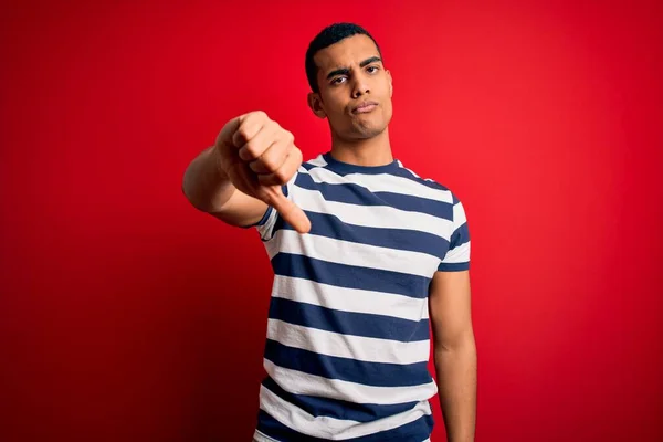 Knappe Afro Amerikaanse Man Met Een Casual Gestreept Shirt Een — Stockfoto