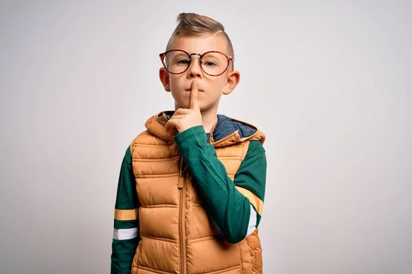 Joven Niño Caucásico Con Ojos Azules Usando Abrigo Invierno Gafas — Foto de Stock