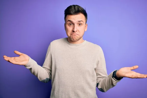 Homem Branco Bonito Jovem Vestindo Camisola Casual Sobre Roxo Isolado — Fotografia de Stock