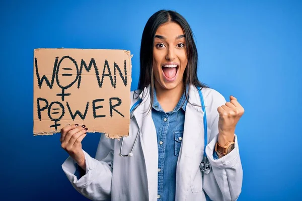 Νεαρή Γιατρός Γυναίκα Φορώντας Στηθοσκόπιο Κρατώντας Χάρτινο Πανό Μήνυμα Powe — Φωτογραφία Αρχείου